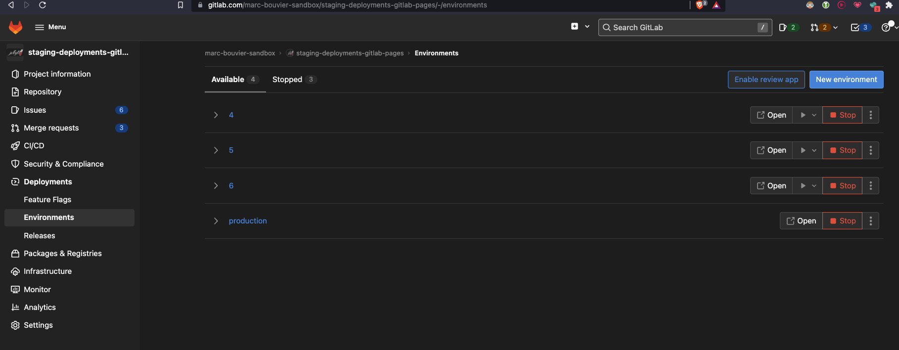 Capture d'écran montrant la rubrique "Deploiements > Environnements" de Gitlab avec le site de production et 3 environnements correspondants à des branches associées à des merge request