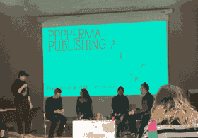 Photo du panel de la table ronde. Le logo de PrePostPrint est projeté à l'écran. Le titre de la table ronde est : PPPPermapublishing ?