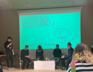 Photo du panel de la table ronde. Le logo de PrePostPrint est projeté à l'écran. Le titre de la table ronde est : PPPPermapublishing ?